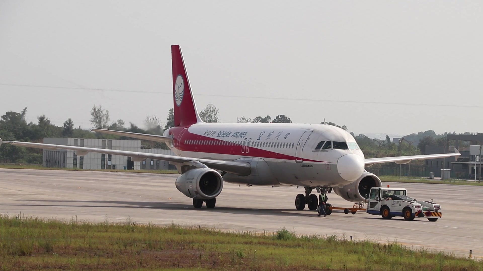 看了中国机长的我,必须来看我我们泸州机场,恰好拍摄到川航