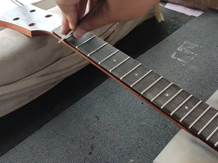 全单尤克里里磨指板