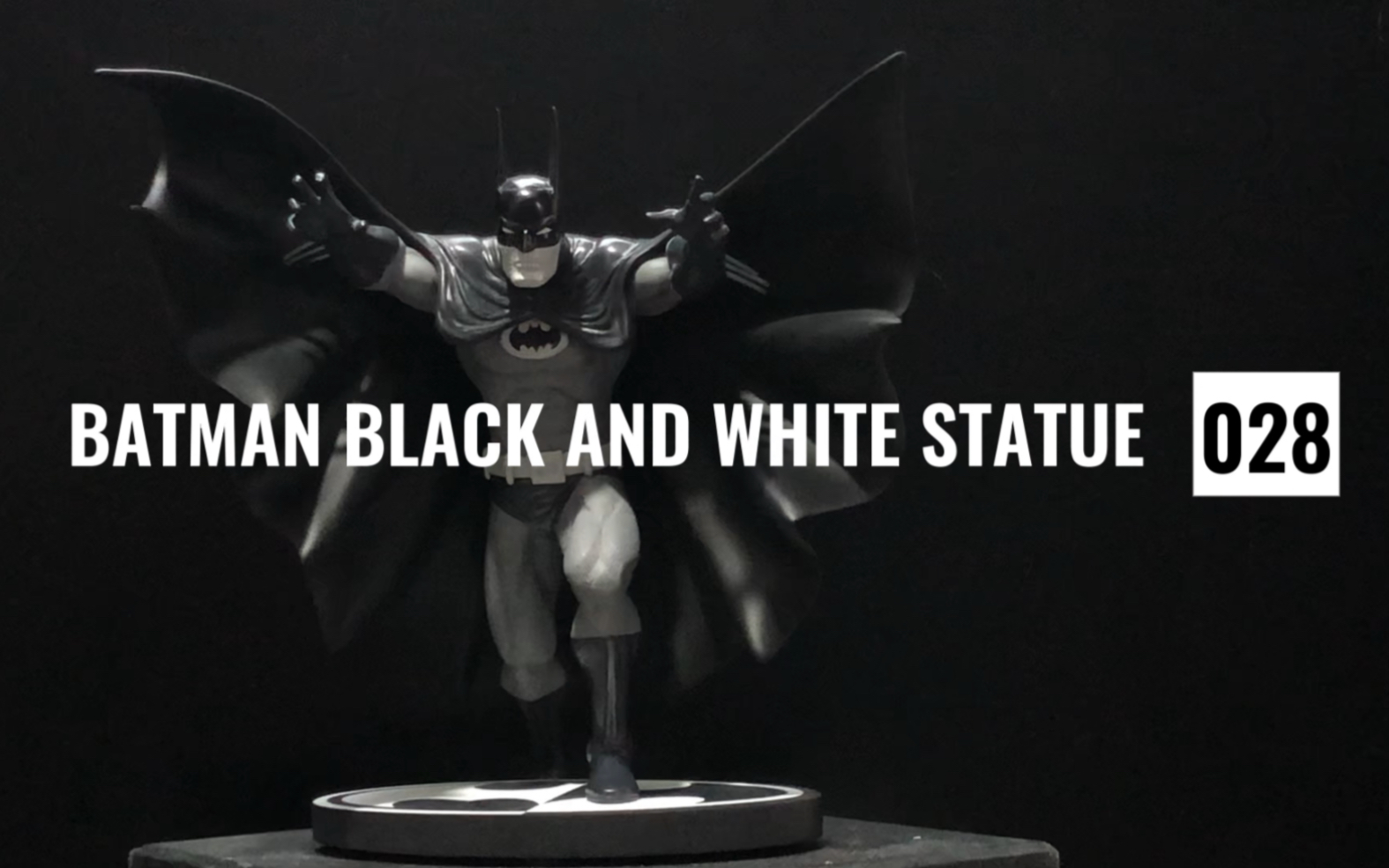 [图]BATMAN BLACK AND WHITE STATUE 028