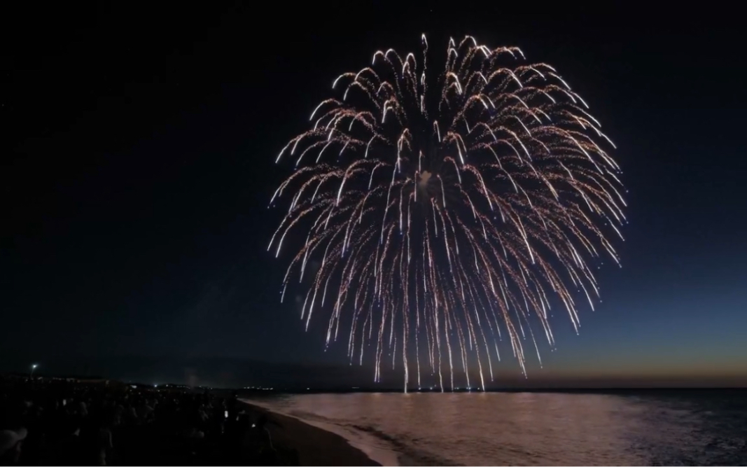 在海边欣赏超大烟花