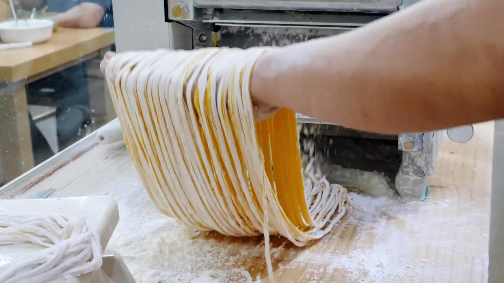 韩国的手工面条现做现卖!一碗就要52块,看着好好玩!
