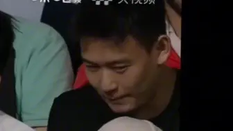 队友0:2落后，退场换衣服的时候，刘丁硕在说什么？