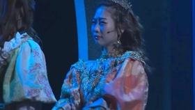 舞台剧 Ghost Writer 中楠田亜衣奈 飾王妃瑪麗 與伊波杏樹 飾侍女康斯坦絲 哔哩哔哩 つロ干杯 Bilibili