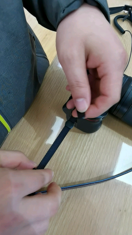 相机肩带安装