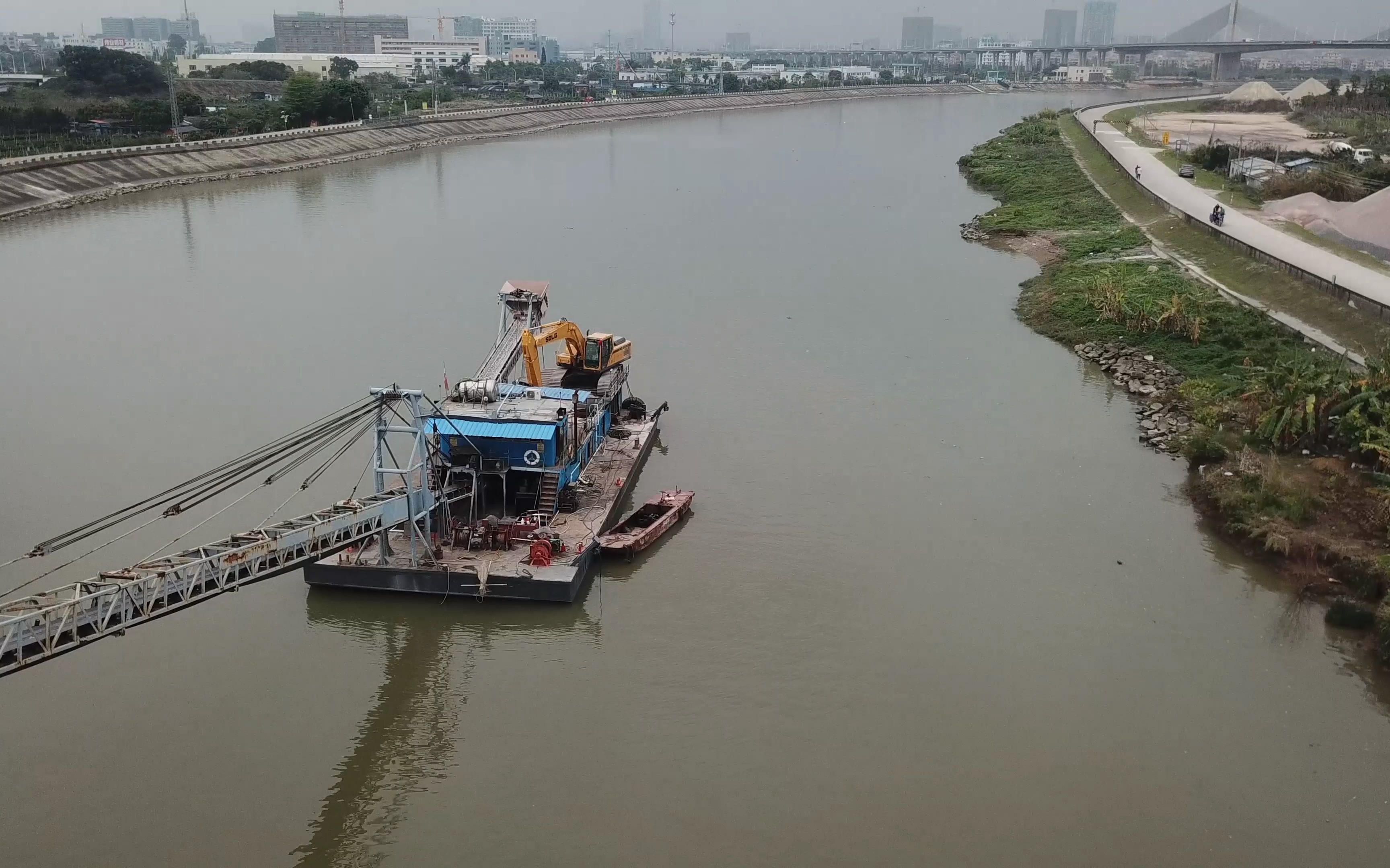 用大疆御pro近距离拍摄河道中的挖沙船_哔哩哔哩_bilibili