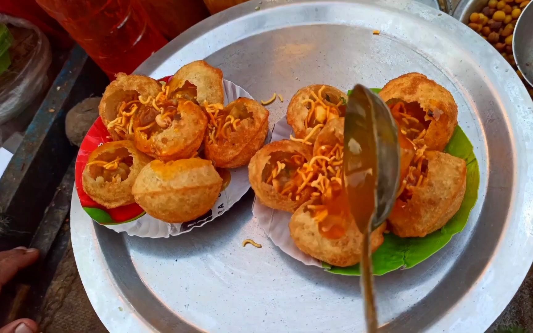 印度街头美食系列站在印度街头吃香料水酱酥炸球