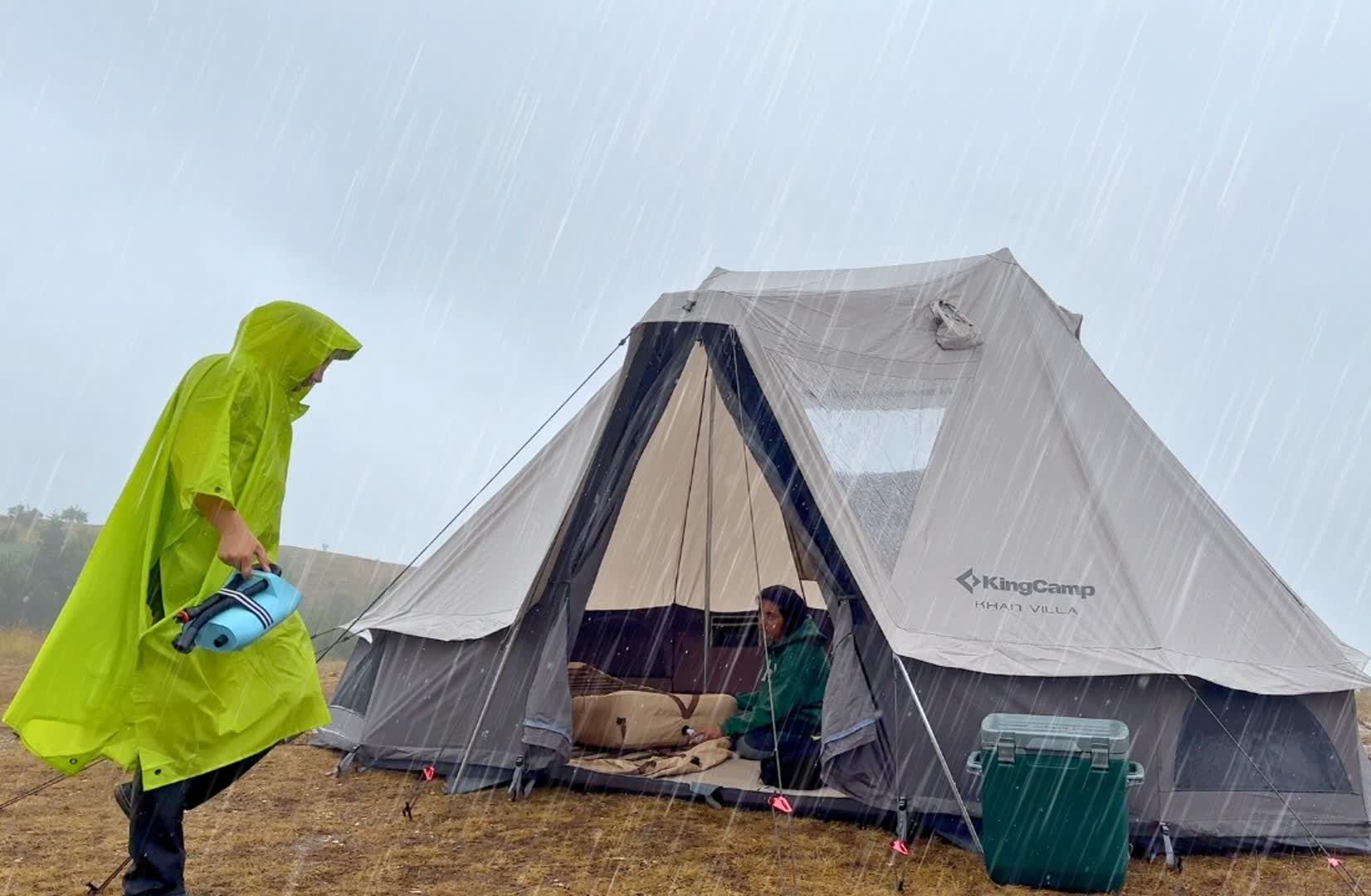 [图]夫妻二人在大雨中，带着新帐篷在1500米海拔的高原，享受极致野营