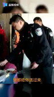 Download Video: 永康：孩子父亲被拘留 警察叔叔给孩子送饭