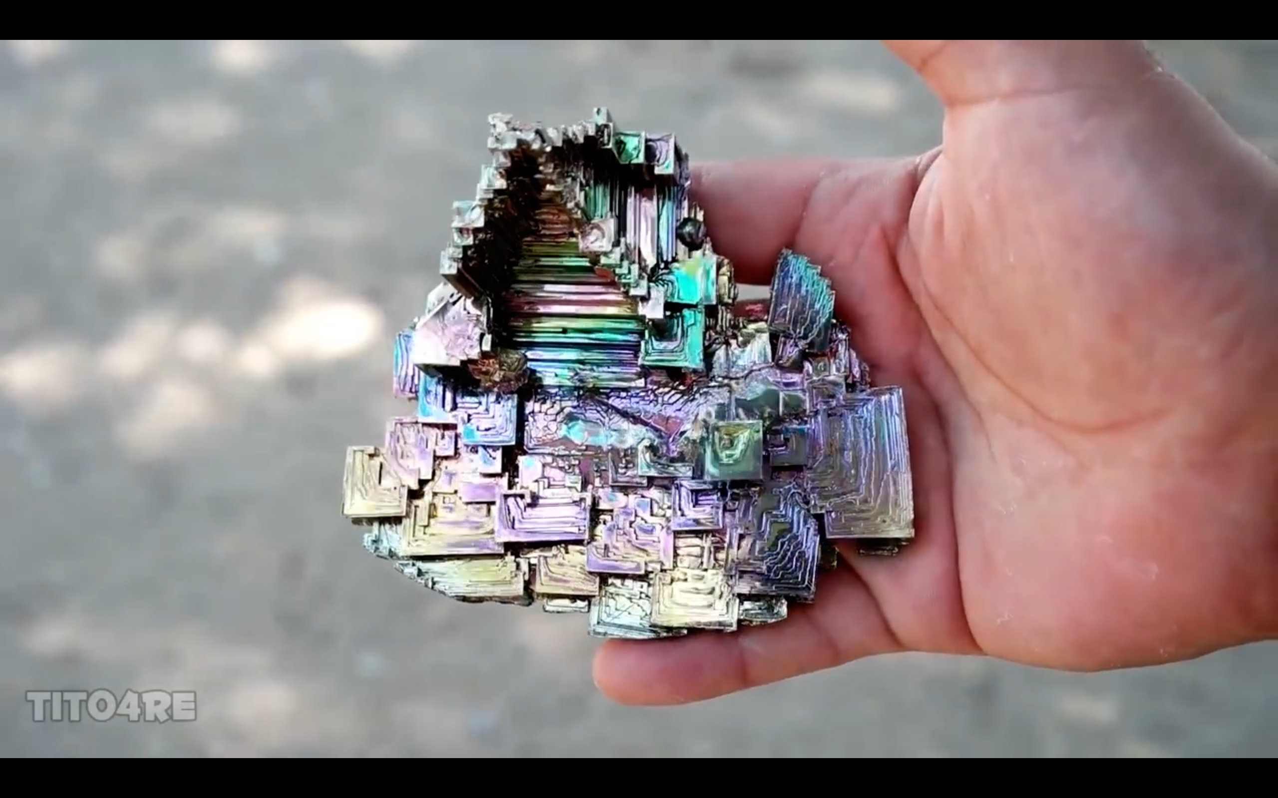 酷炫的铋晶体被熔化的铜毁灭