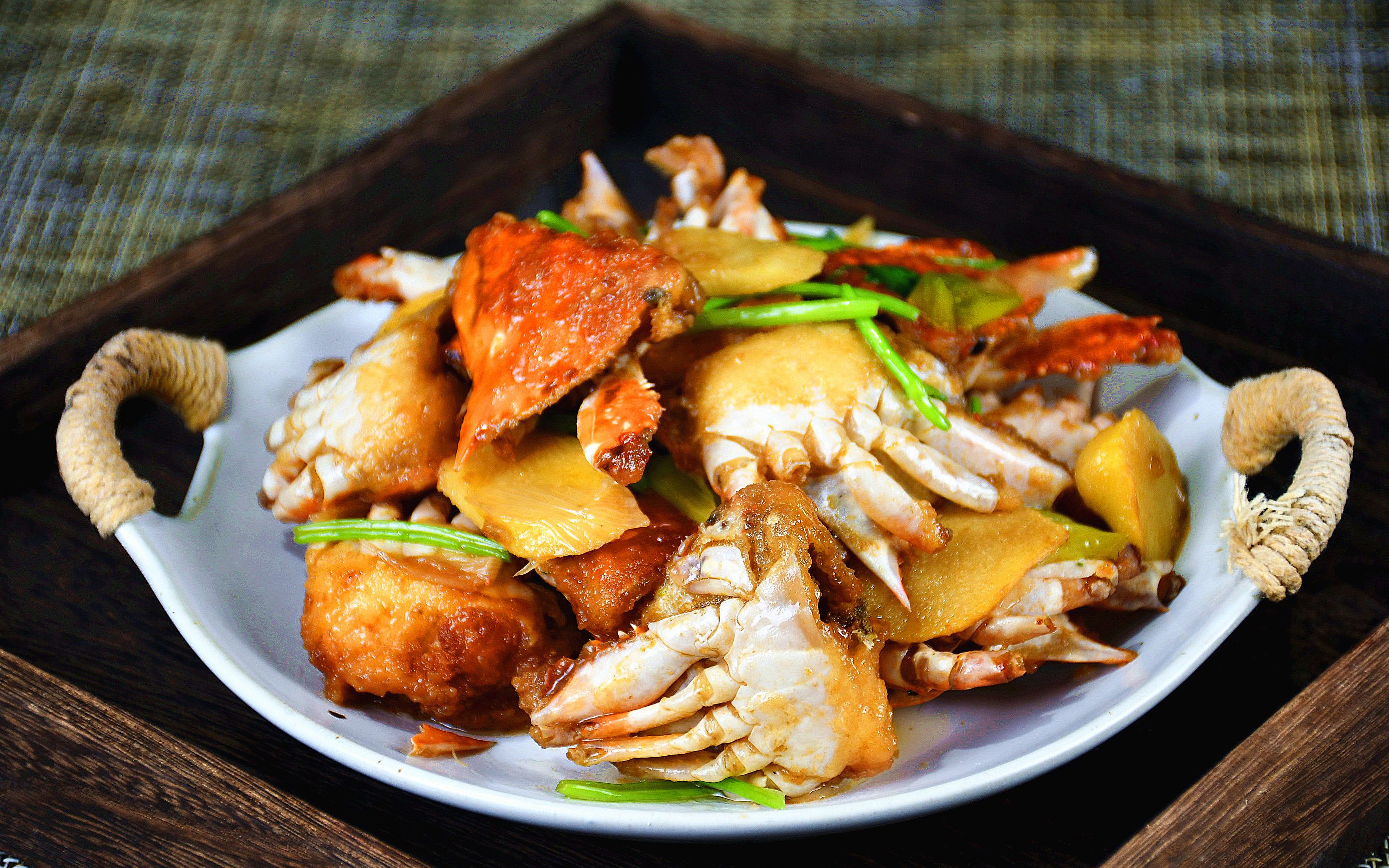 初秋,一盘"姜葱焗蟹"端上桌,隔壁娃都馋哭了