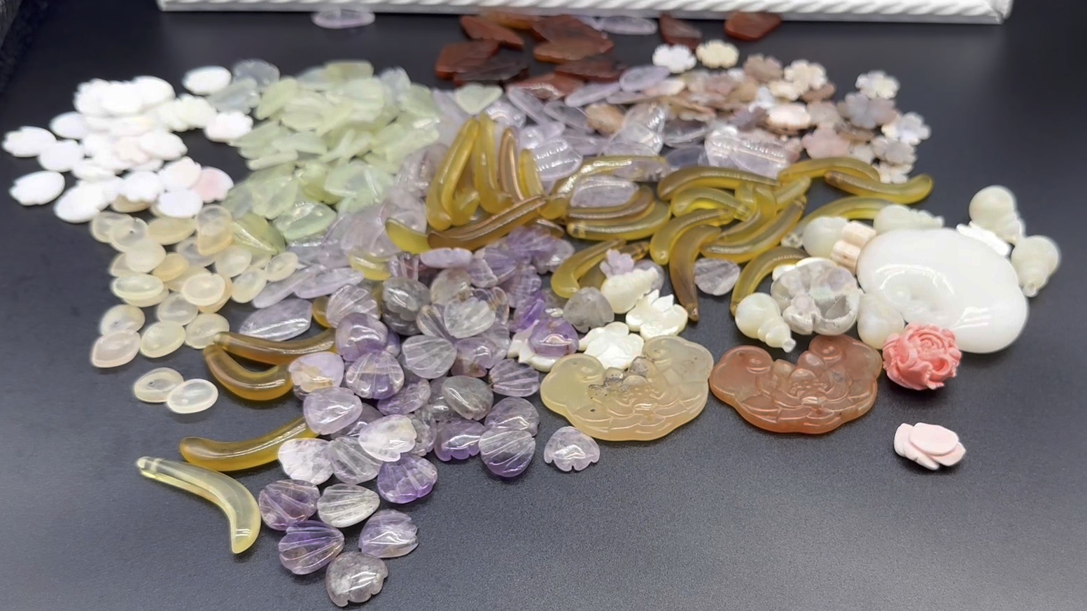 【已出】3-5折骨折出,约0.92r一颗的天然石花瓣,雕件,蝶贝