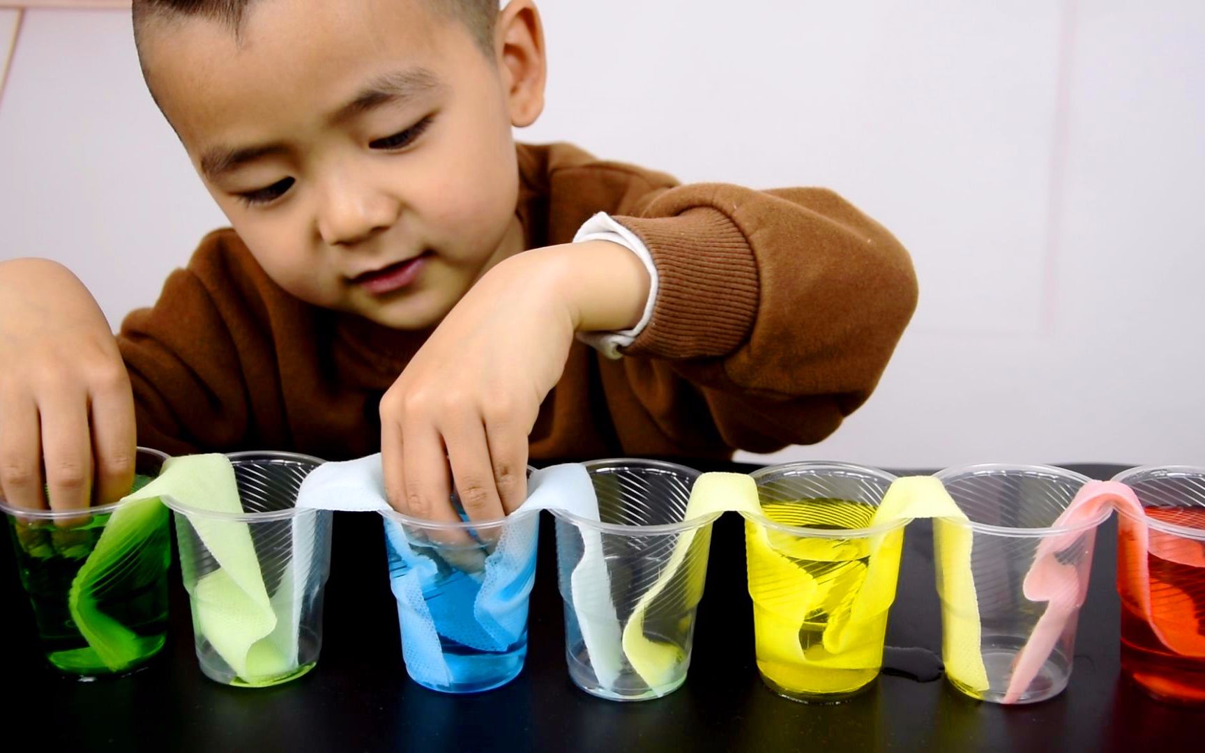 儿童趣味小实验:用颜色水做一个"彩虹桥",奇妙的实验太好玩了_哔哩