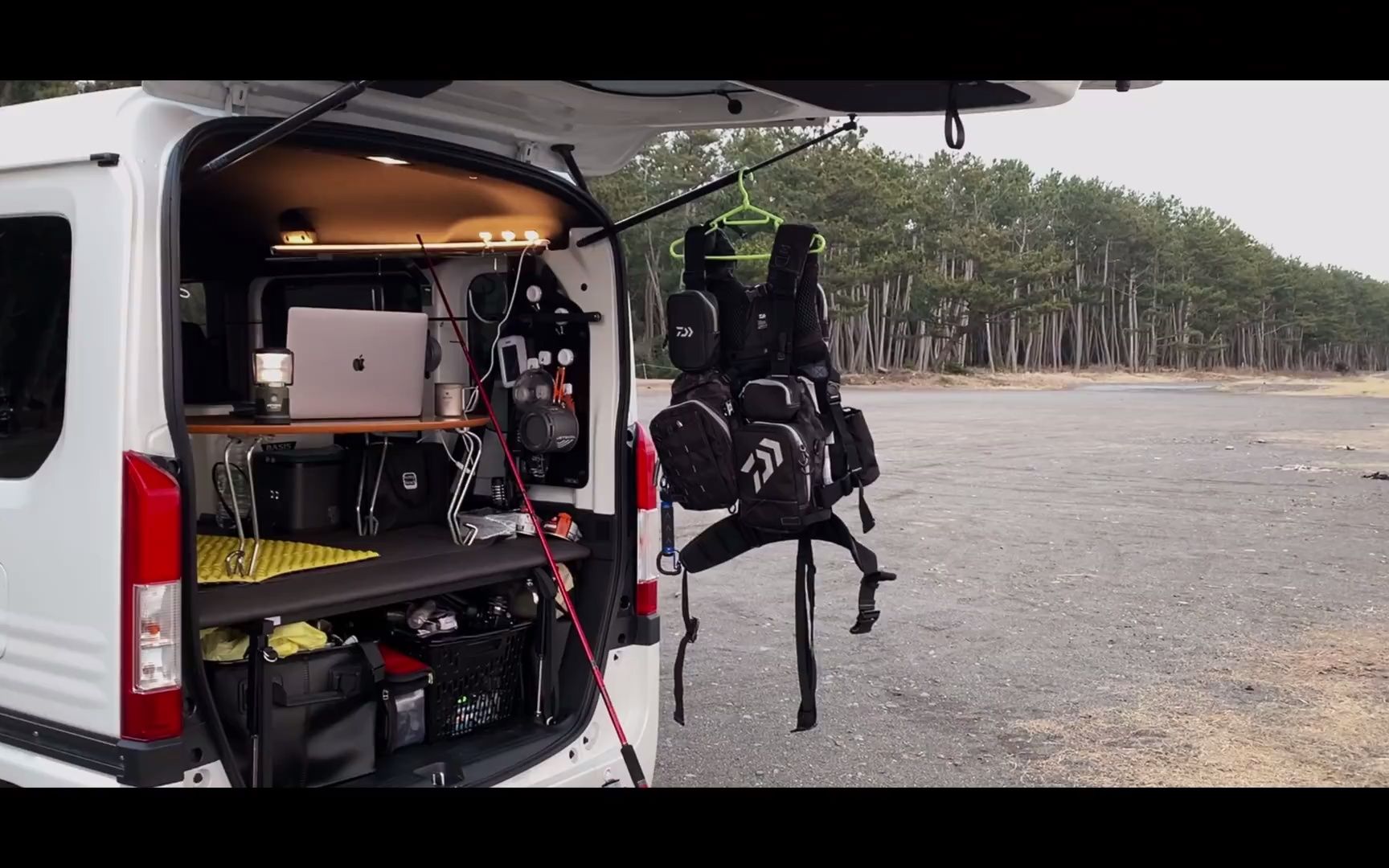 【钓鱼車中泊】钓鱼佬梦寐以求的轻型货车的装载空间被改造成钓鱼房.