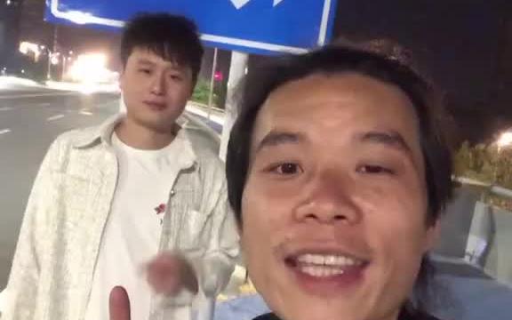 男生夜景拍照教程,街道路灯下很适合,自带补光哔哩哔哩bilibili