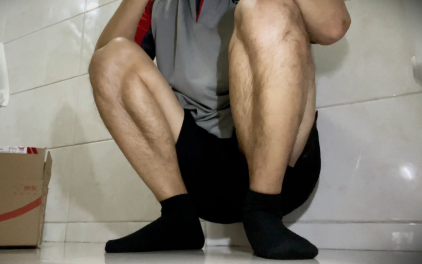 快递黑袜大叔 工作空闲 歇下脚 蹲着刷手机….