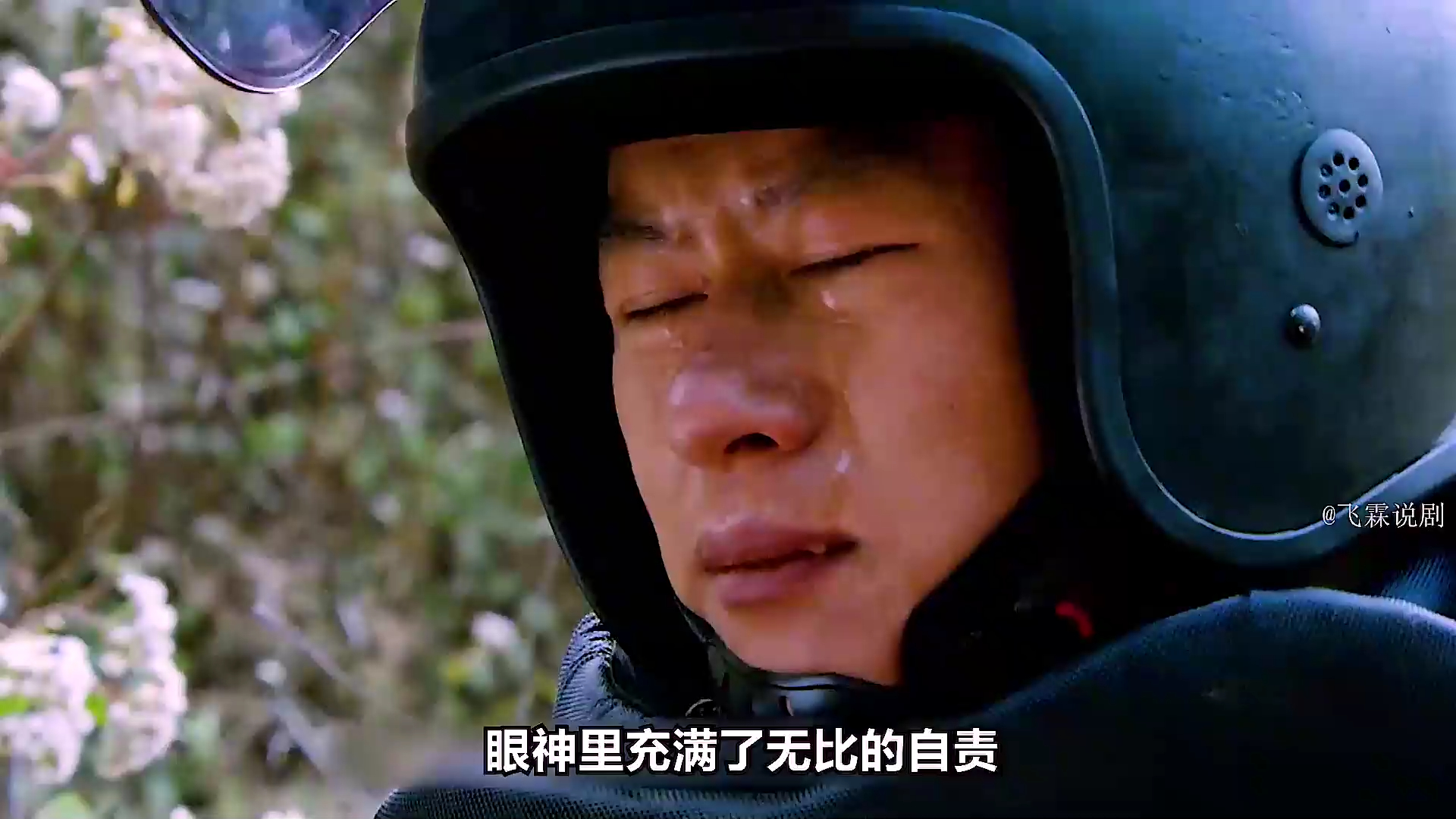 小女孩误闯死亡雷区被炸飞,村长当即牵三头牛来营救,操作太惊人