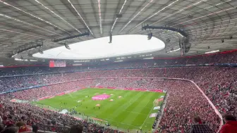 Descargar video: 就很喜欢赛前播放fc bayern forever no.1的时候音乐突然停止，变成全场一起清唱｜拜仁vs沙尔克04赛前