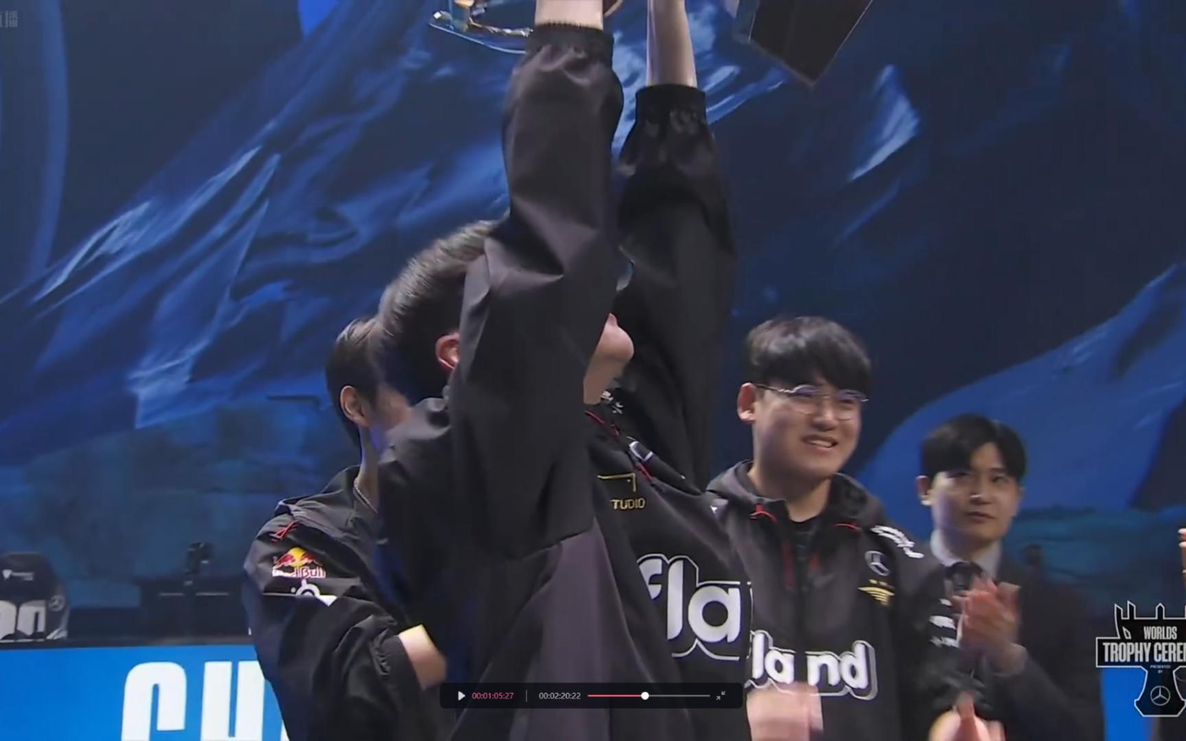 t1捧杯时刻!faker时隔七年再次捧起了那座梦寐以求的奖杯!