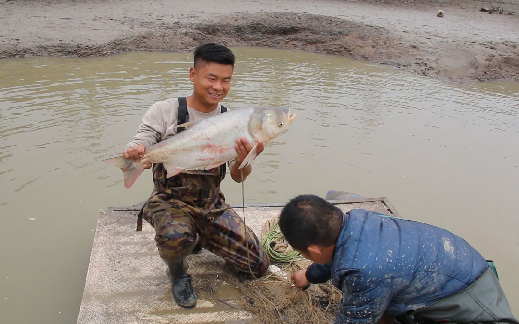 户外小猛哥:小猛继续鱼塘起鱼,网网爆网真带劲,还上了10多斤的大货,真