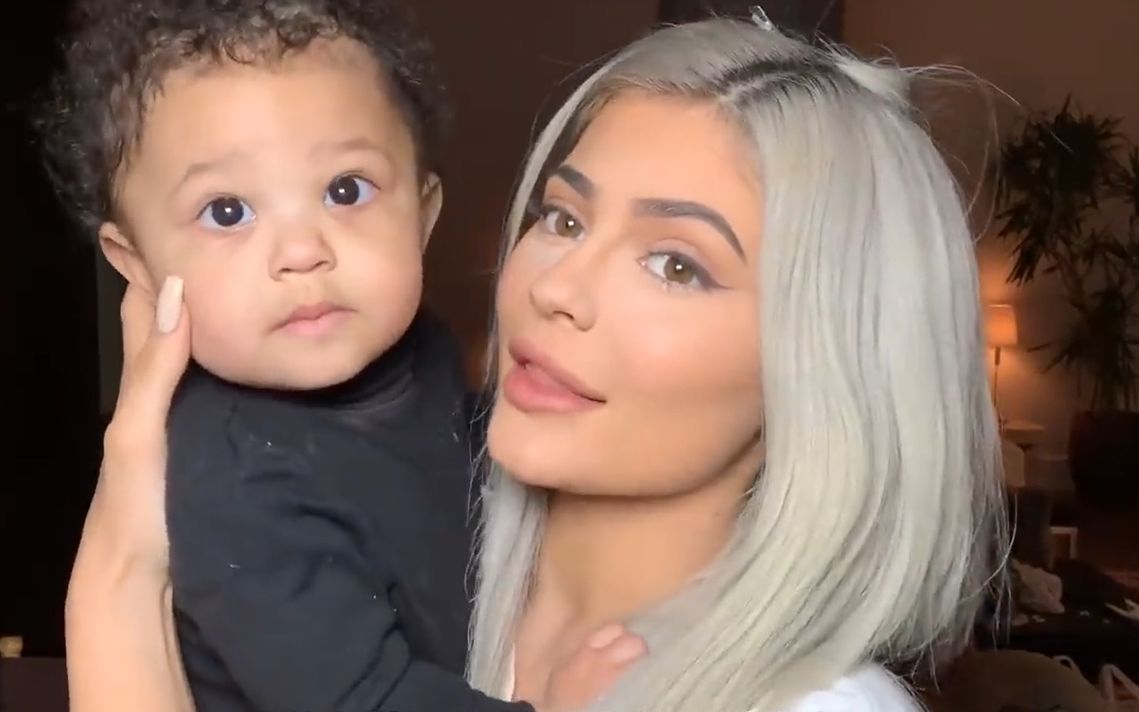 【中字】kylie jenner巡演妆容分享 女儿stormi出镜哦!