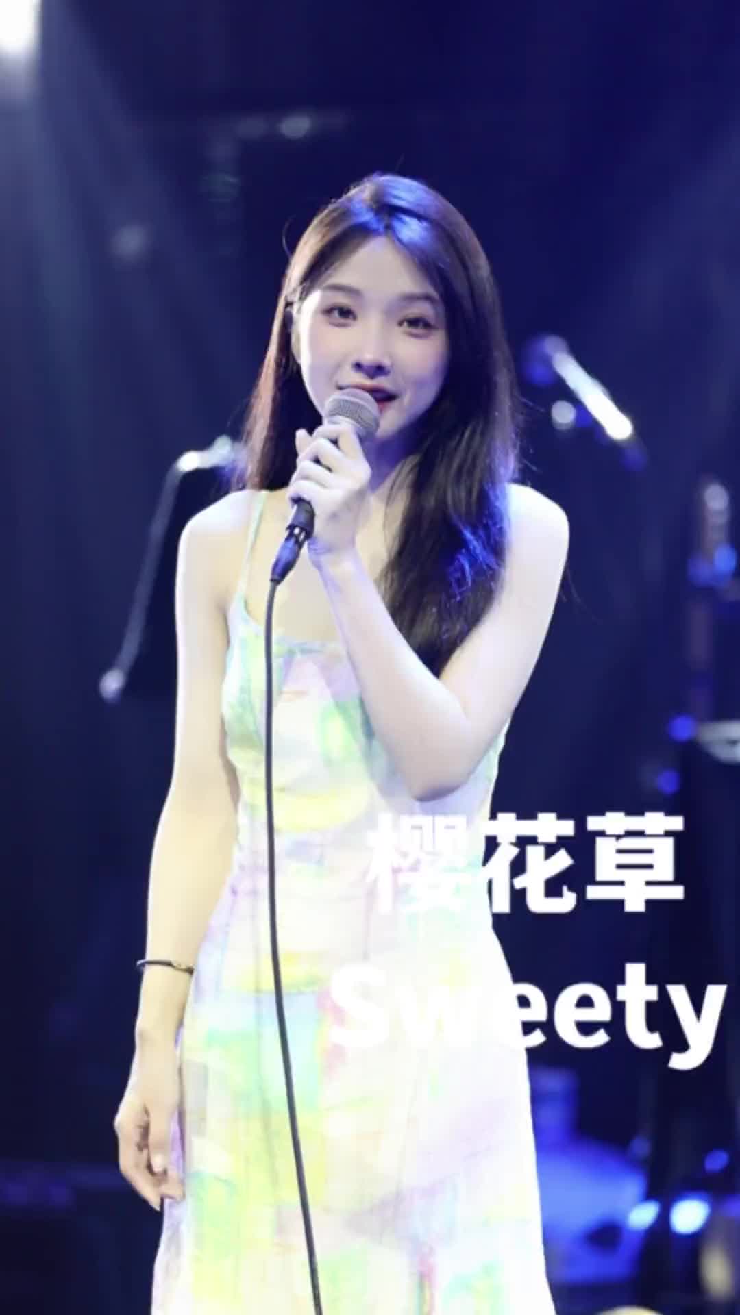 樱花飘落的速度是每秒五厘米樱花草翻唱音乐现场王小草