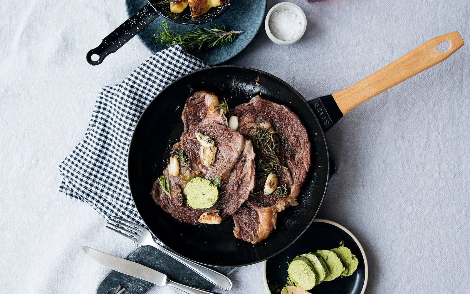 一分钟学美食:罗勒黄油煎牛排,劲道美味_哔哩哔哩_bilibili