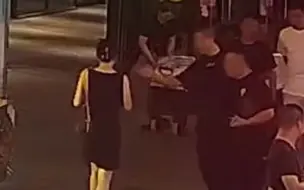 Video herunterladen: 女子当街被男子袭胸后向警察求助 该男子被抓后称自己喝醉了 民警：行政拘留！