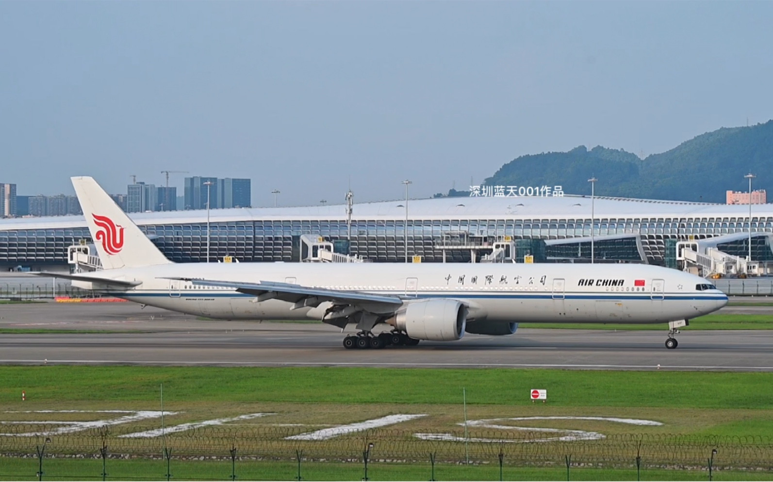 国航77w缓缓降落在深圳机场第二跑道及滑行情景.