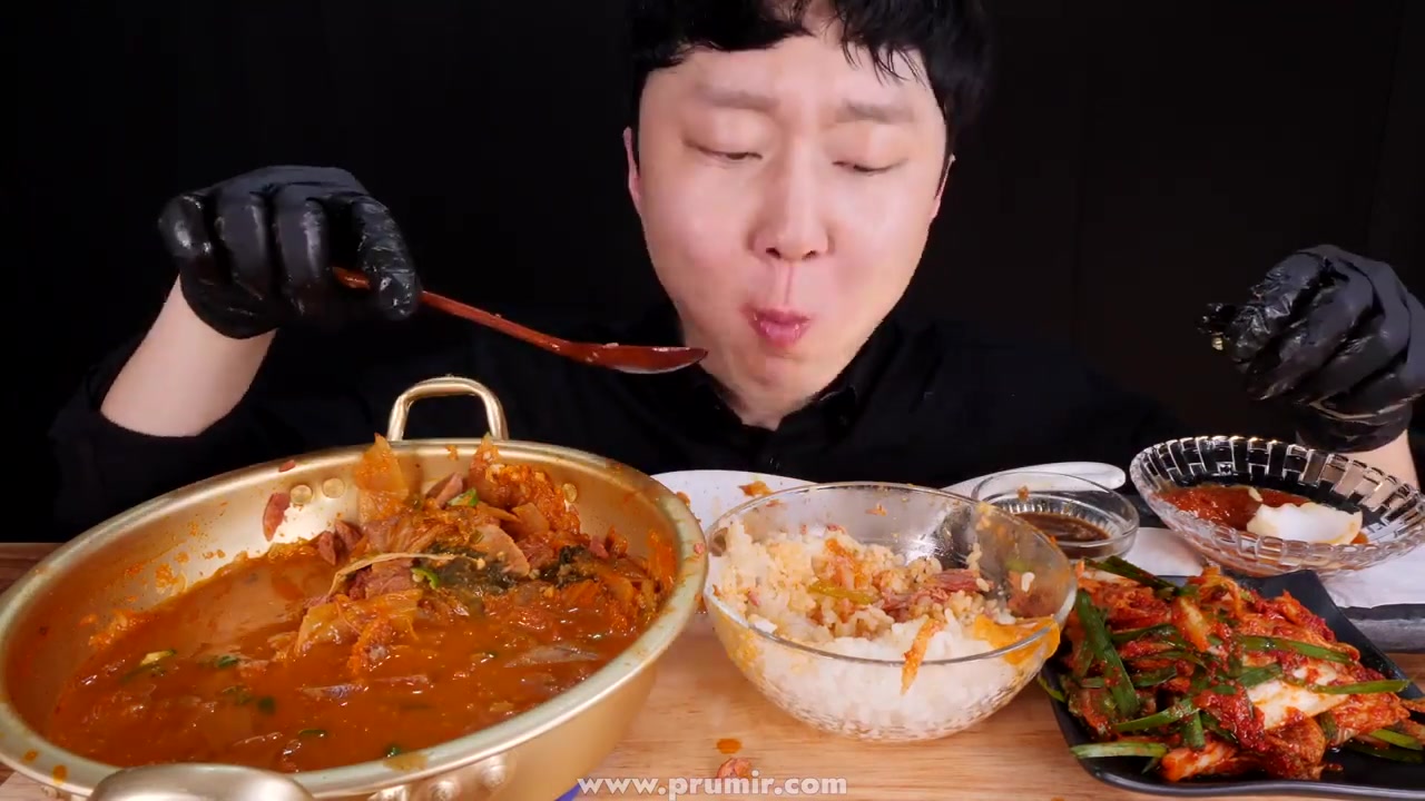 韩国吃播屋塔房小哥大酱腌葱炖大酱骨w