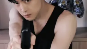 不知道啊  就看了两秒他男朋友就来了