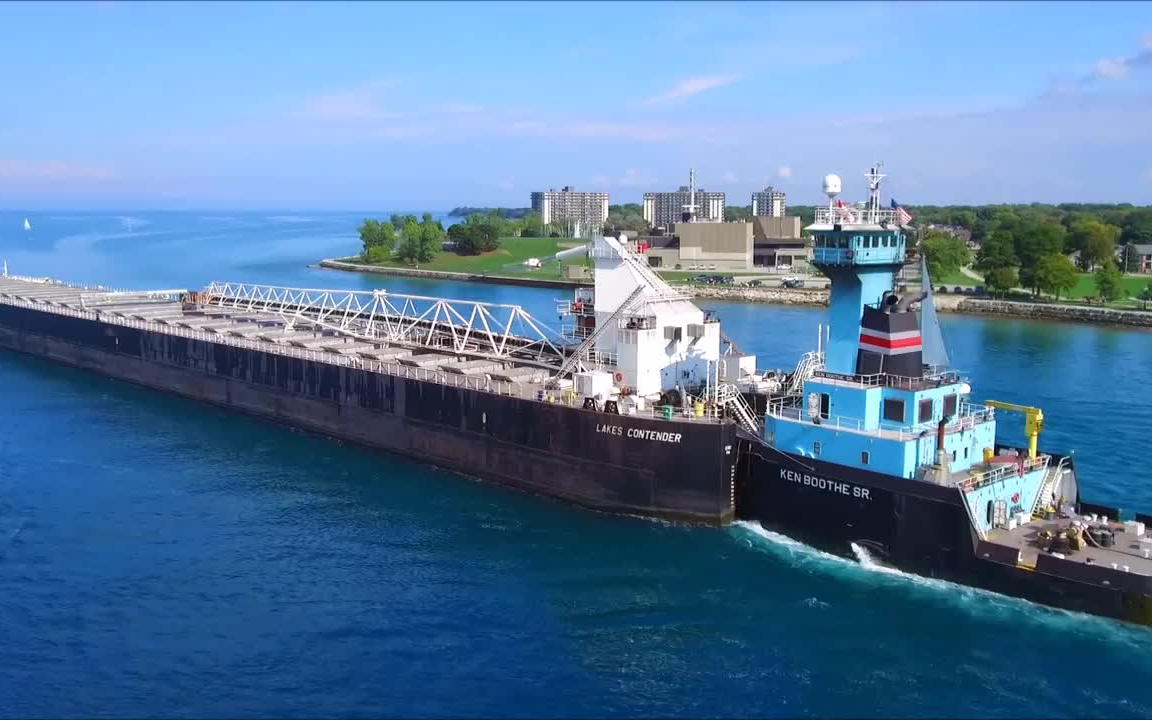 五大湖顶推船经过密歇根钢铁桥,风光实在秀丽