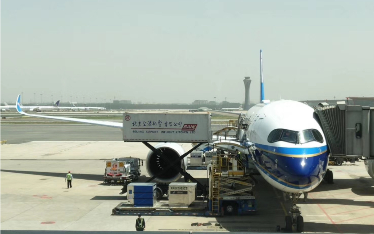 垂尾视角,南航359 广州落地 rwy 19 cross wing landing.