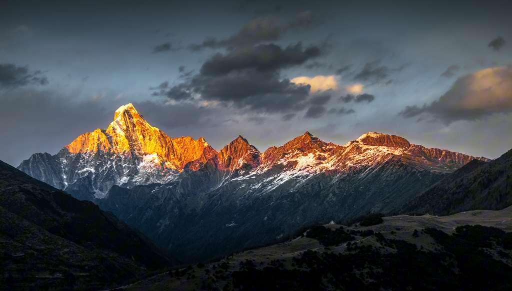 四姑娘日照金山