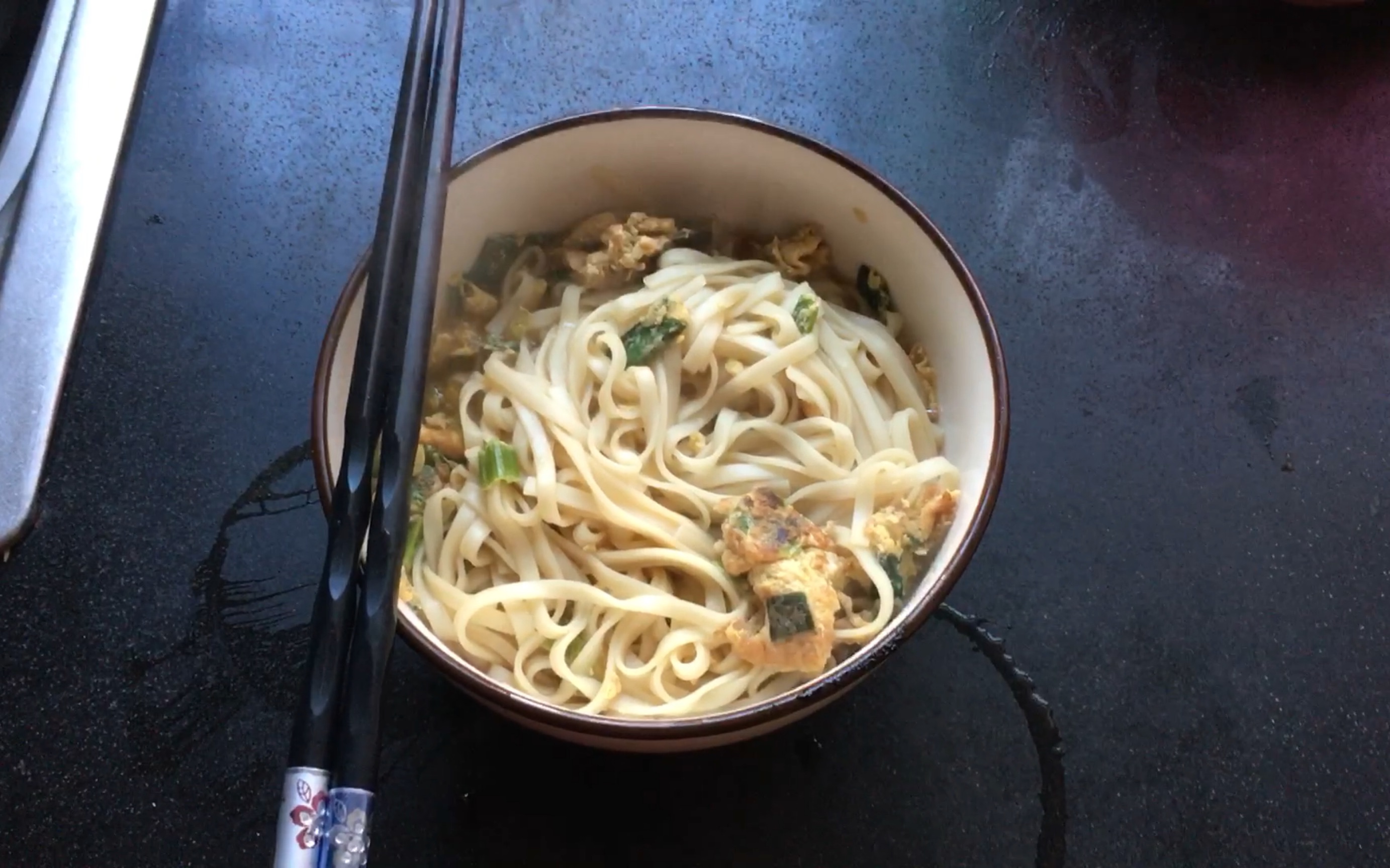 用剩菜做面汤的懒人面条