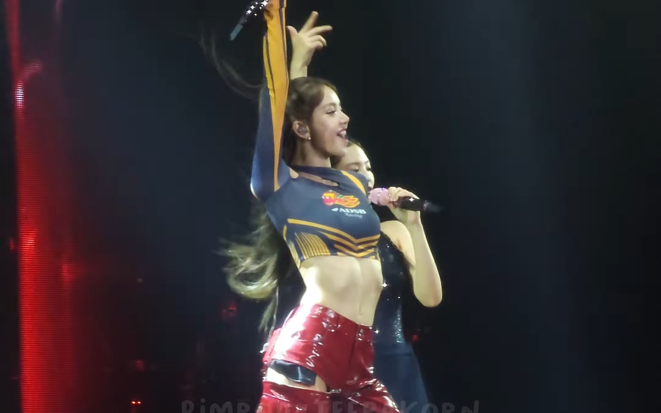 lisa 现场红色裤好酷抖音