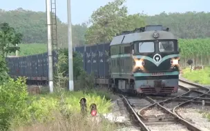 Video herunterladen: ［禹亳铁路］东风4B6538牵引石子重车大列从黄道返回通过西贾站