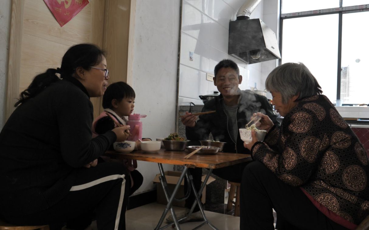 农村妈妈和儿子一起做午饭聊聊家常过着平淡简单的生活