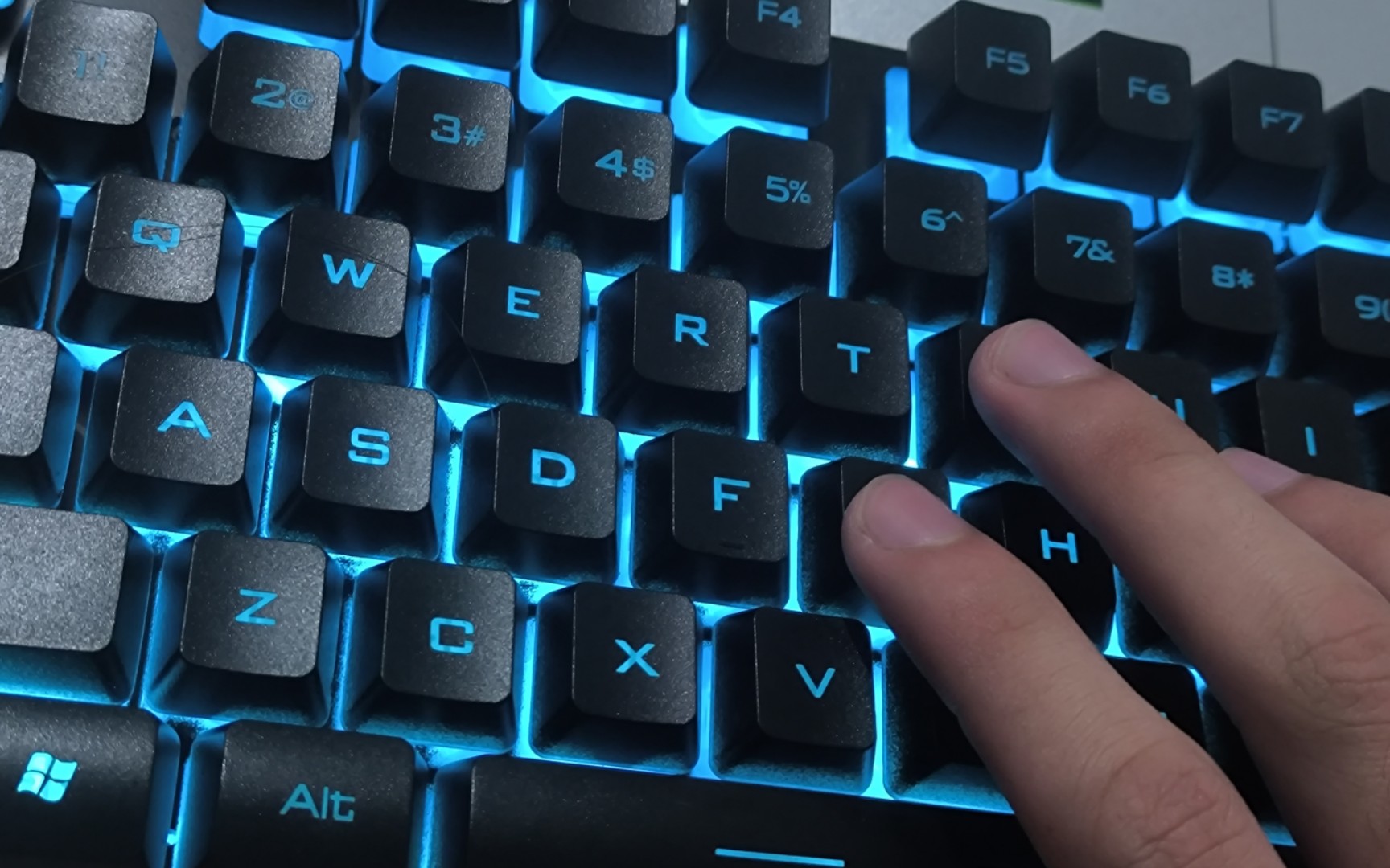 《键盘测评》拼多多28块8牧马人机械键盘