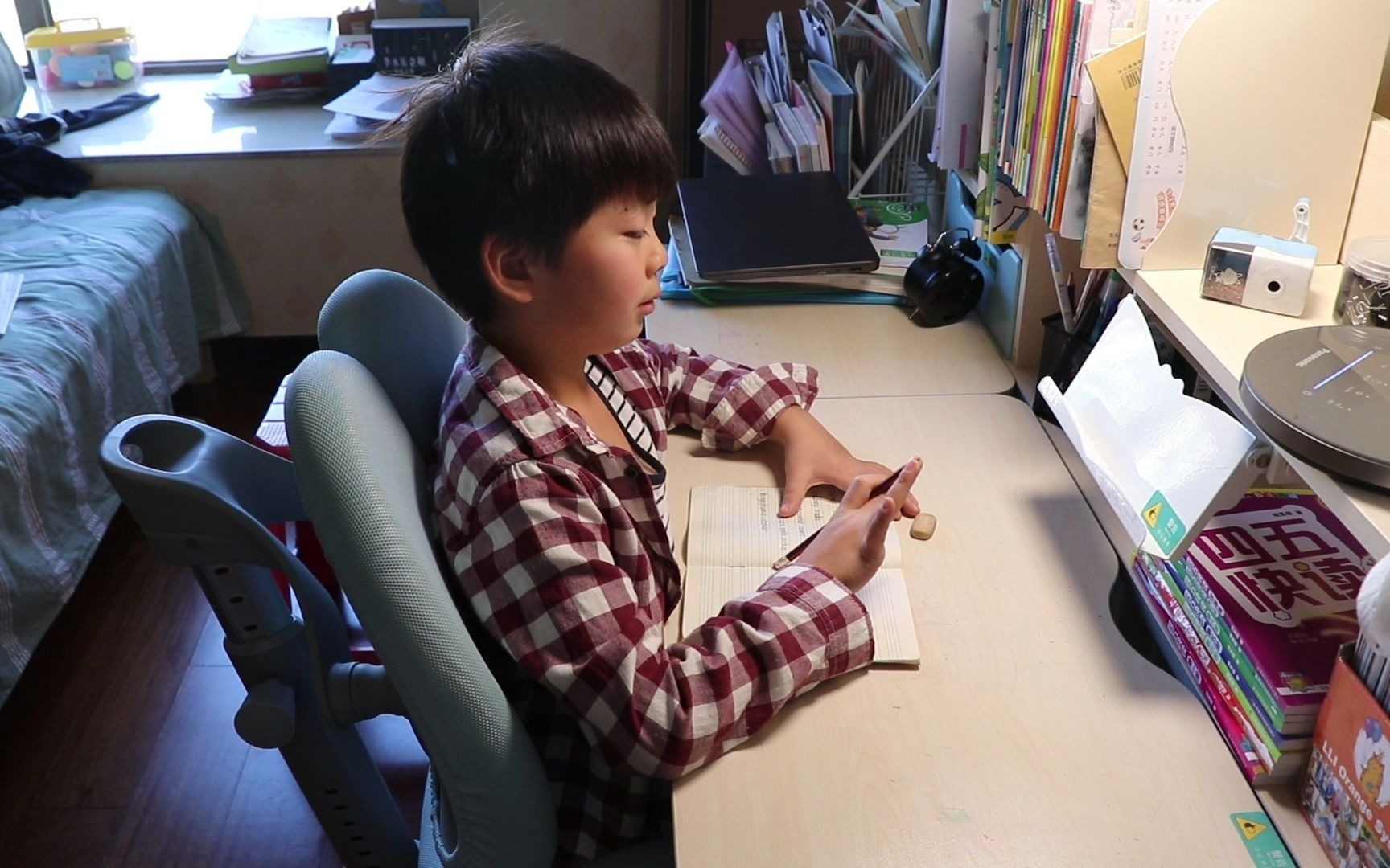 一年级小学生背单词