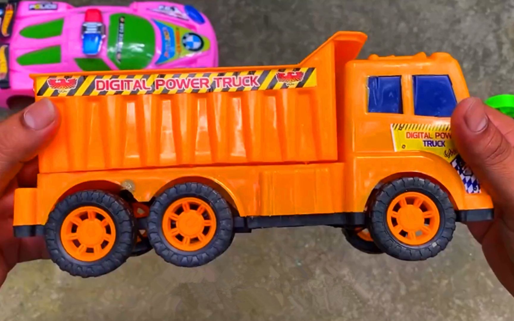 儿童玩具车表演:手工diy组装翻斗车,挖掘机挖沙子装载翻斗车