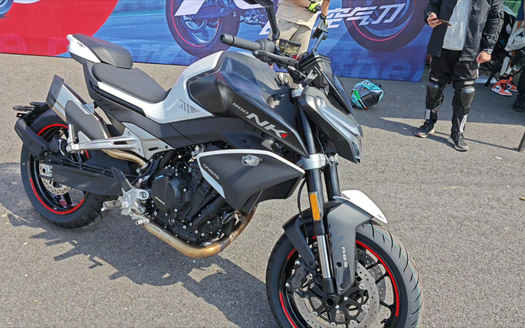 春风800nk试驾,骑起来的感觉就像是一台250nk,很轻很灵活