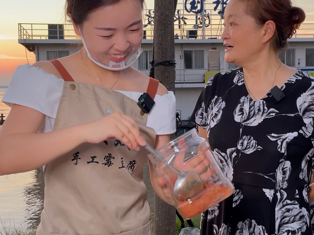 阿姨说很喜欢吃,这是咱们家乡的一道好吃不贵开胃的手工现拌霉豆腐.你们吃过吗? #豆腐乳 #霉豆腐 #摆摊日记哔哩哔哩bilibili