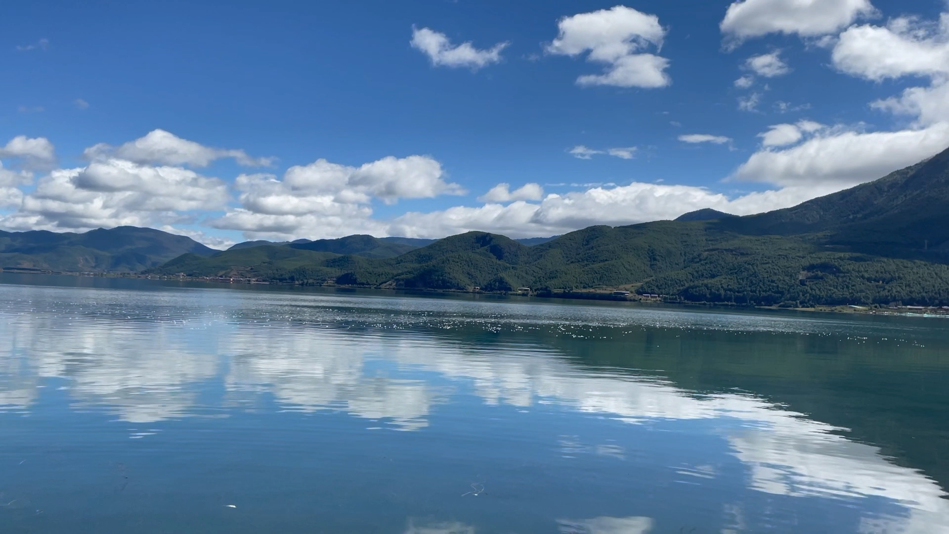 泸沽湖跟拍摄影师的选景
