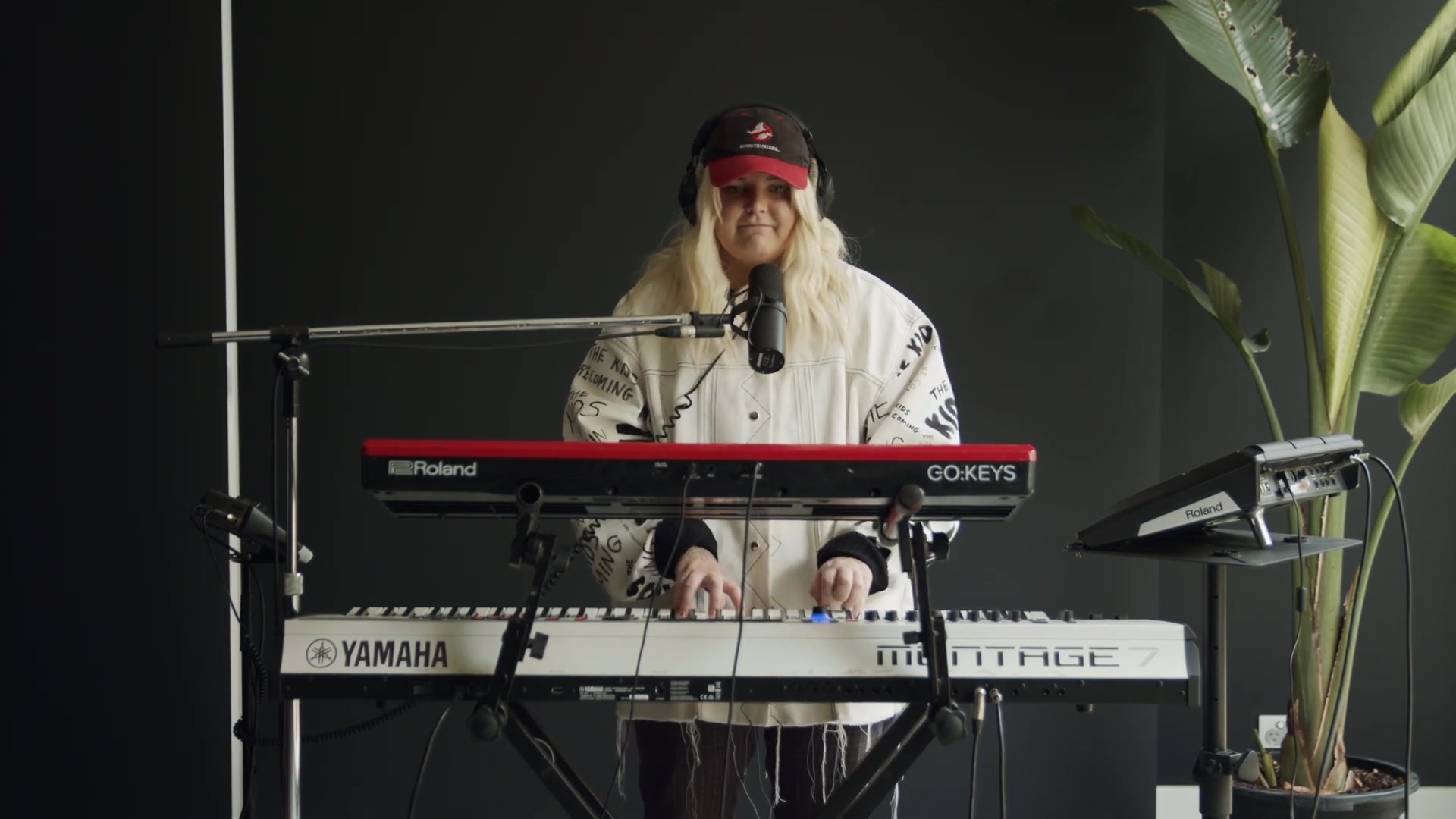 tones and i #stayhome and hang #withme live performance 居家演唱