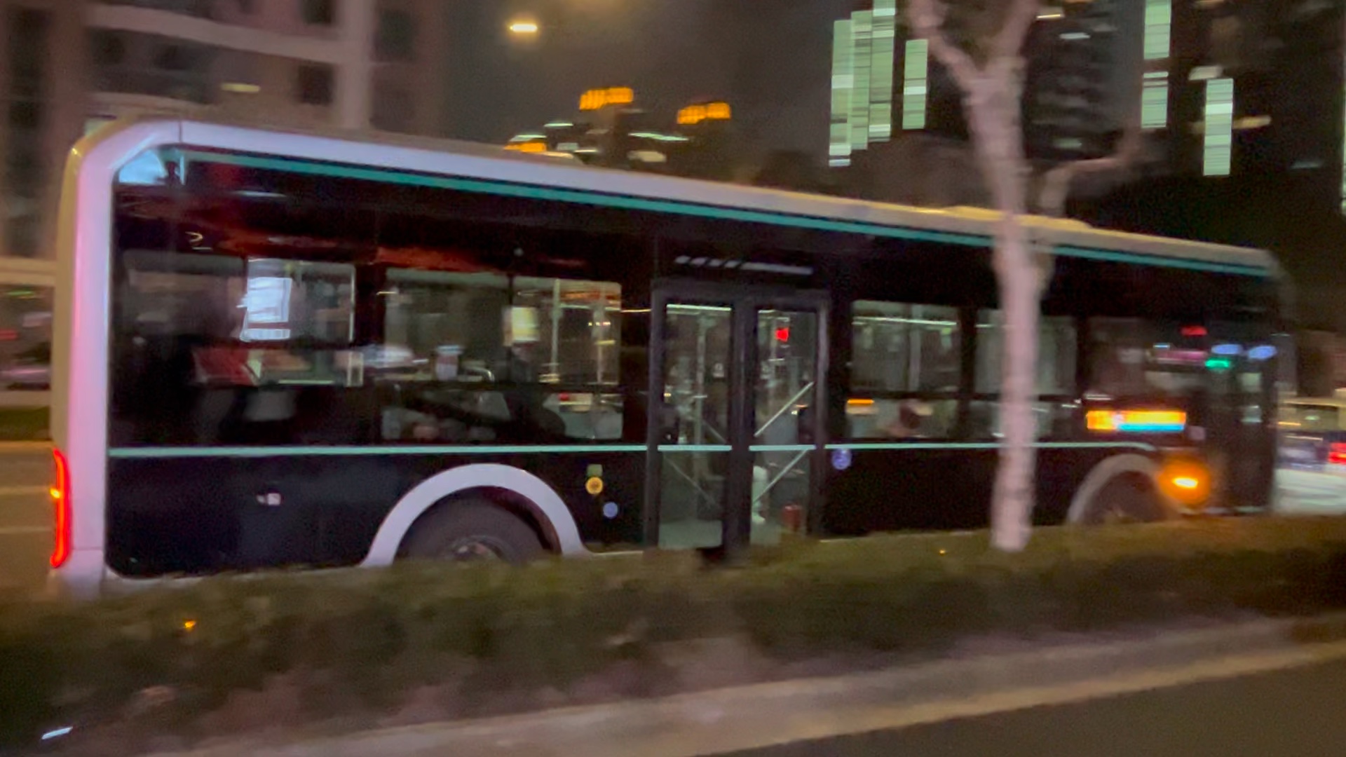 这个是我今日夜拍的上海公交136路z0a黑金刚通过路口