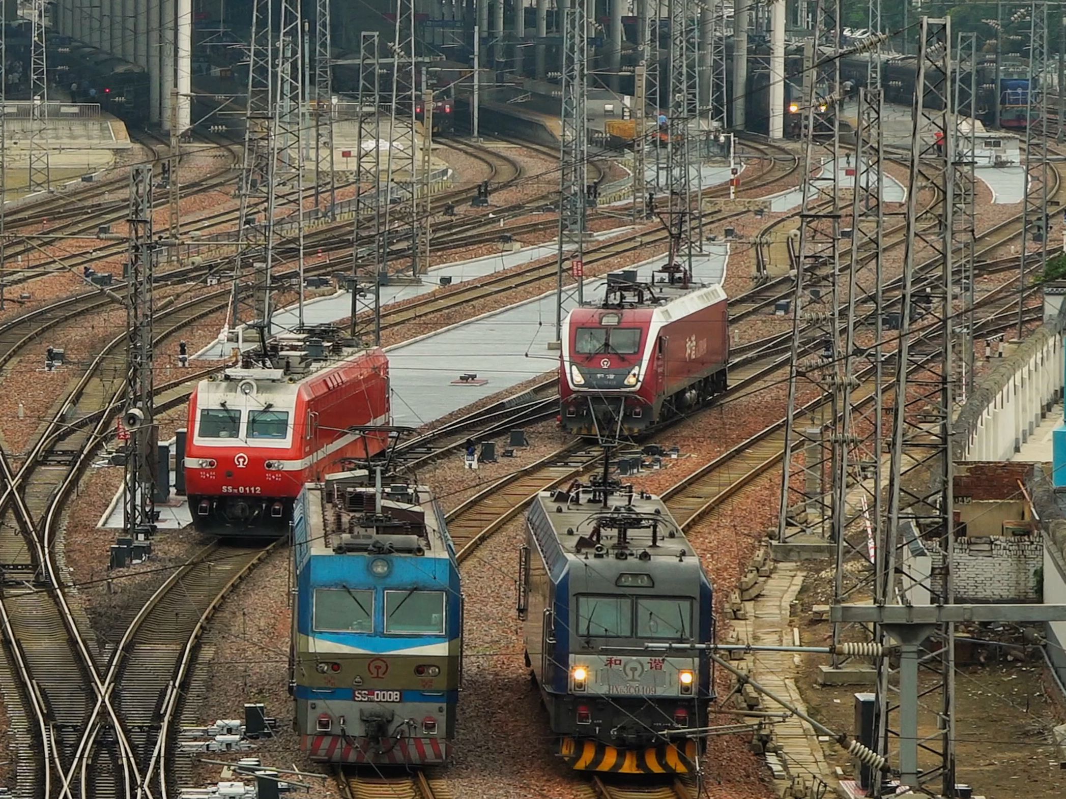 7.7 郑州站 东风,韶山,和谐,复兴四代电力机车同框