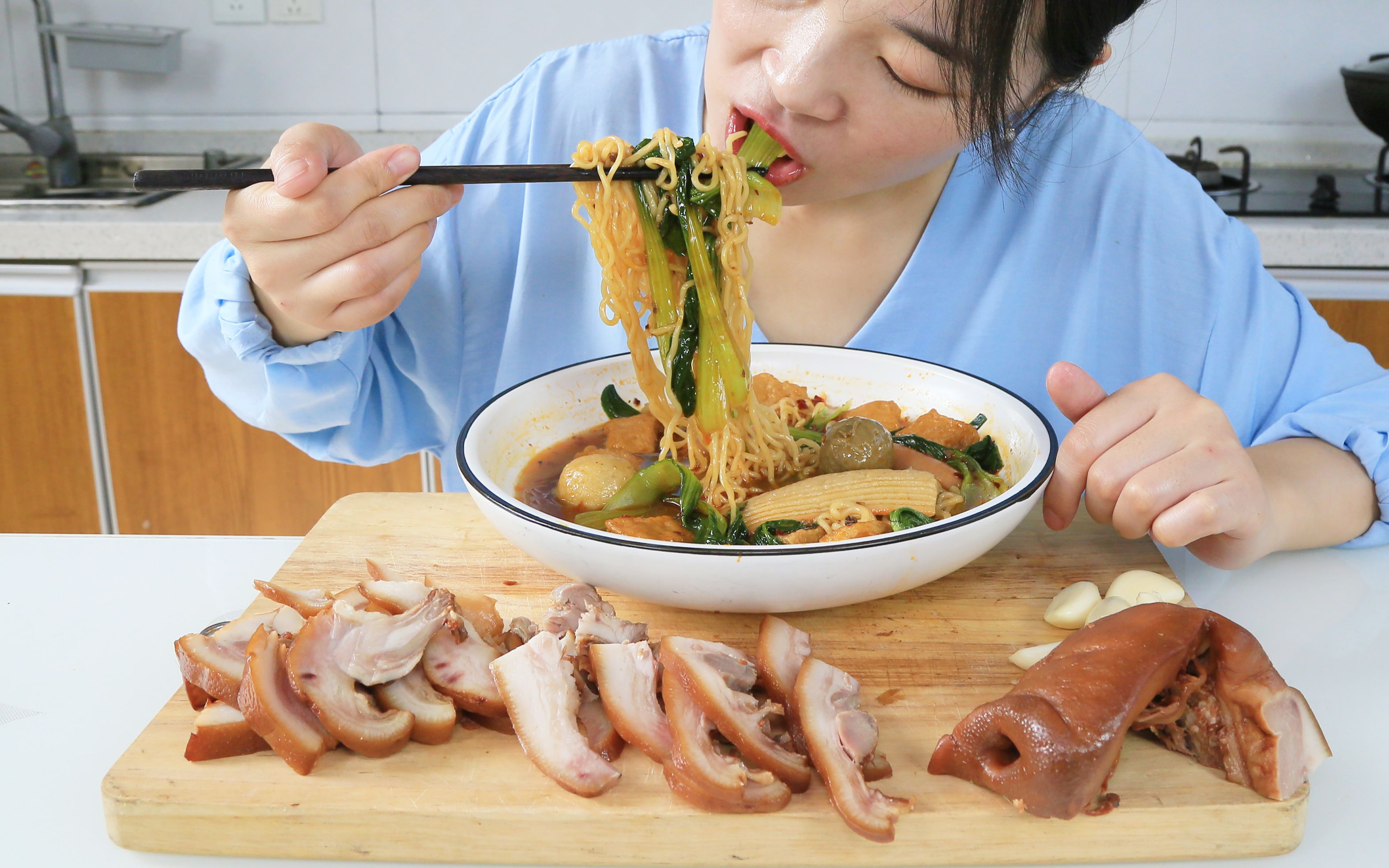 二斤猪头肉,一头蒜,还有一盘火锅面,大口吃面真过瘾_哔哩哔哩 (゜-゜)