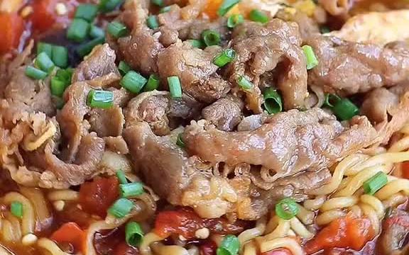 家里屯一点肥牛卷,没空做饭时煮一碗酸汤肥牛面,简直享受