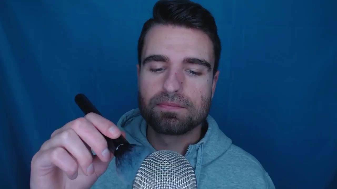 助眠帅哥低声细语及刷麦助眠音和手势助眠