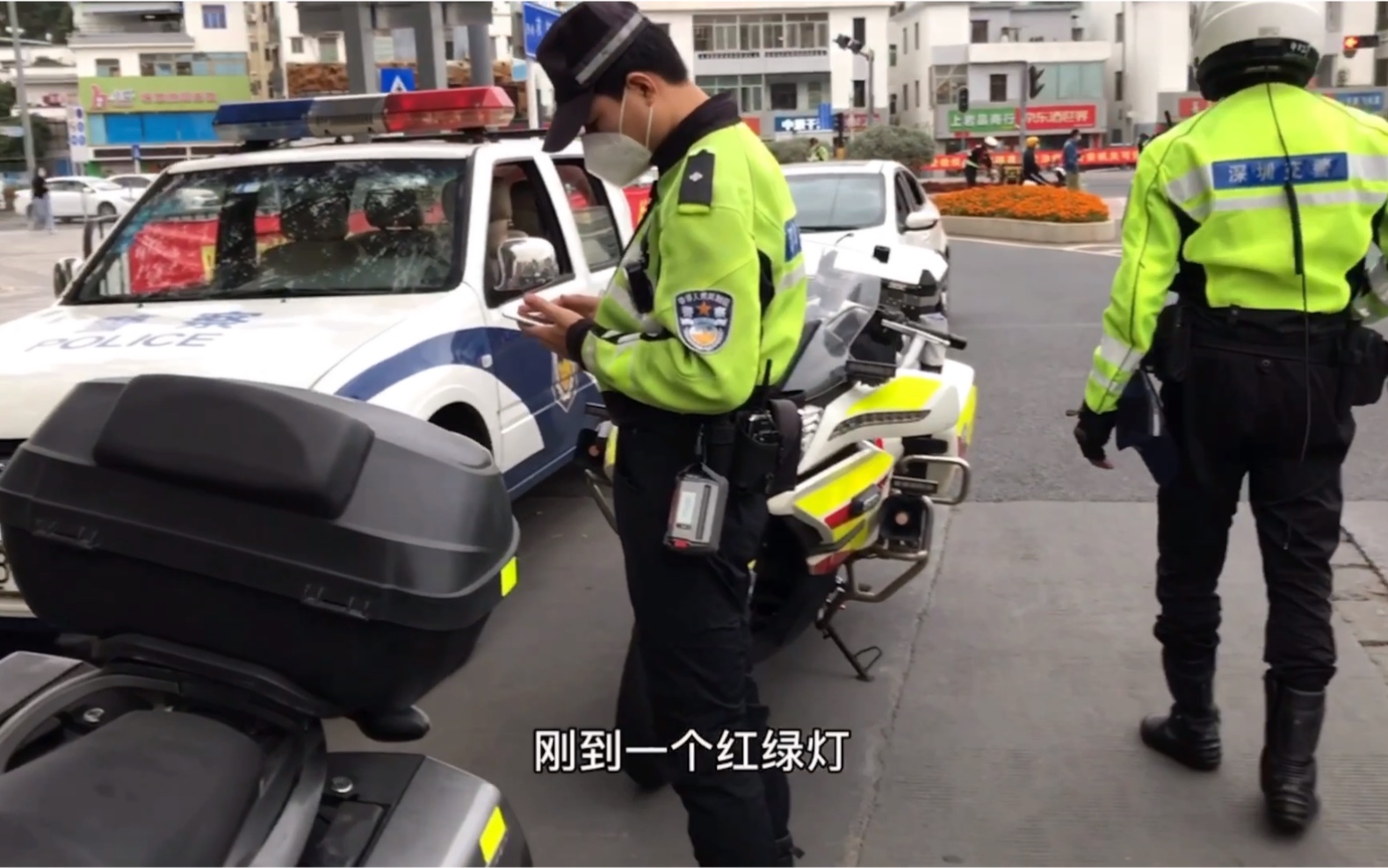 深圳小伙骑摩托车去上班,遇到交警查车,看看交警怎么对待小伙的哔哩哔哩bilibili